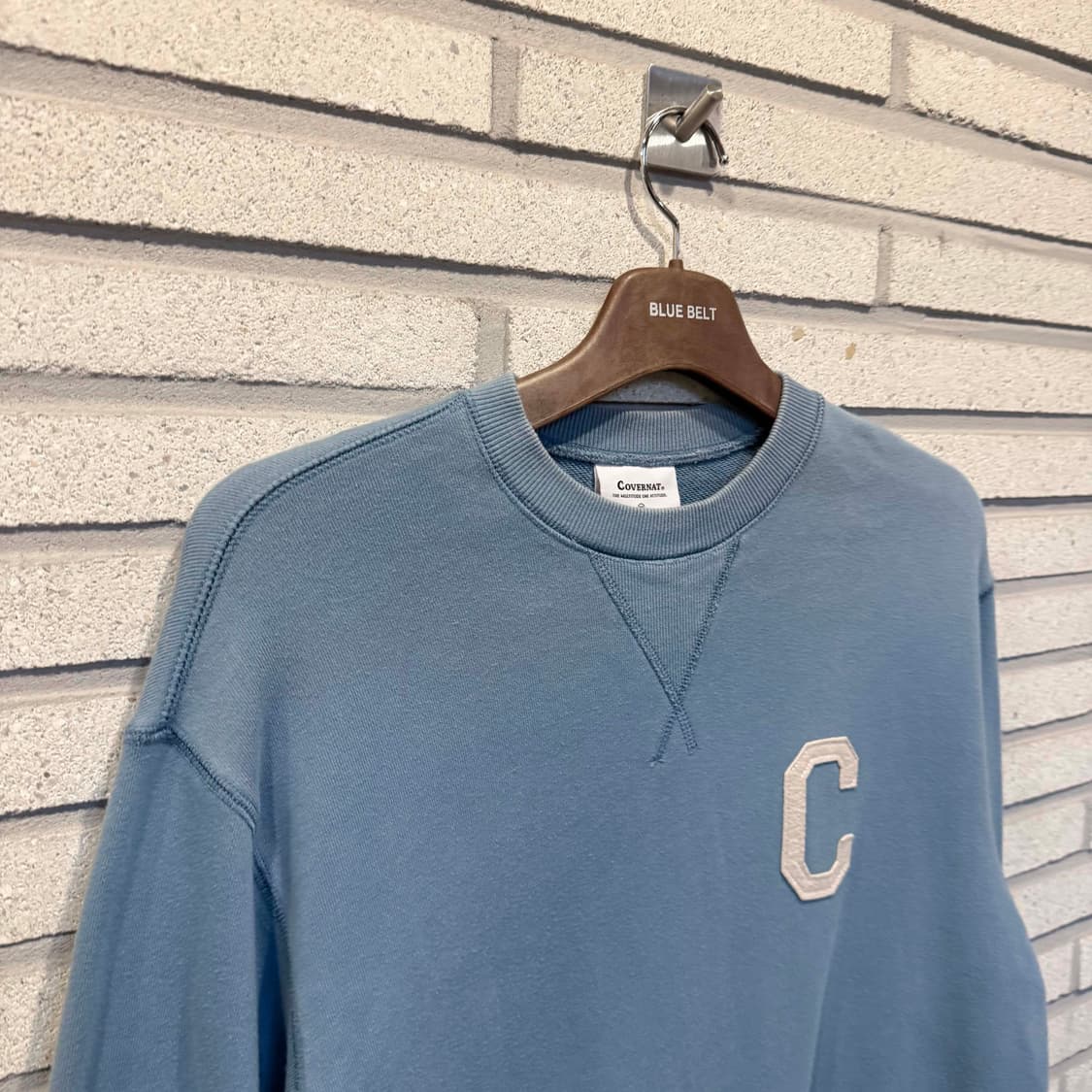 커버낫 프론트 자수 로고 맨투맨 블루 컬러 상품이미지2