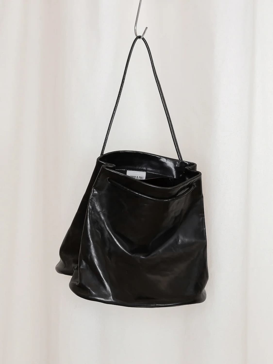 [마지막가격]S18 NO.17 BLACK LEATHER HOOF BAG 상품이미지2