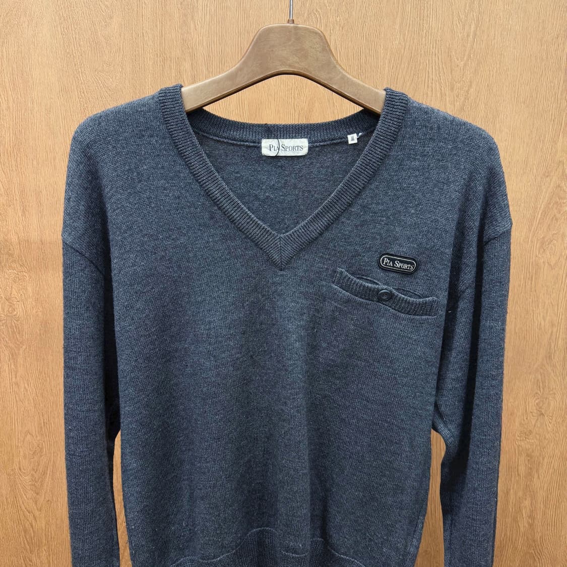 피아스포츠 울 브이넥 니트 포켓 버튼 로고 자수 디테일 차콜 상품이미지4
