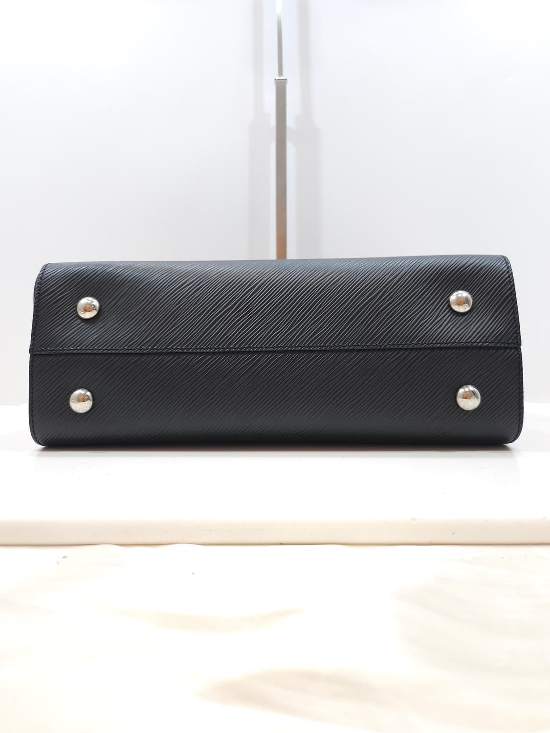 루이비통 에삐 트위스트 토트백 상품이미지5