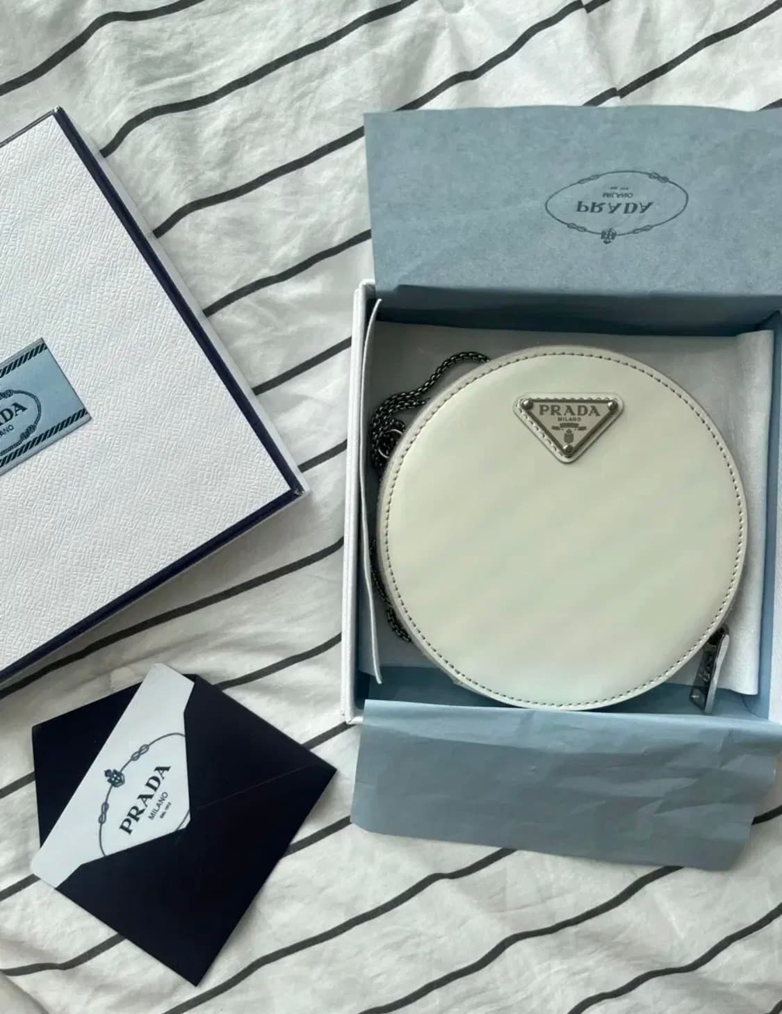 프라다 브러쉬드 레더 라운드 체인 미니백 상품이미지1