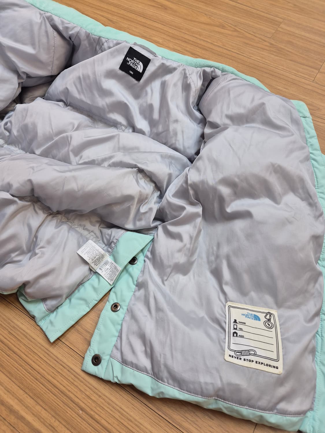 노스페이스 키즈 민트색 숏패딩입니다. 사이즈는 140으로 9~10세 아이 상품이미지4