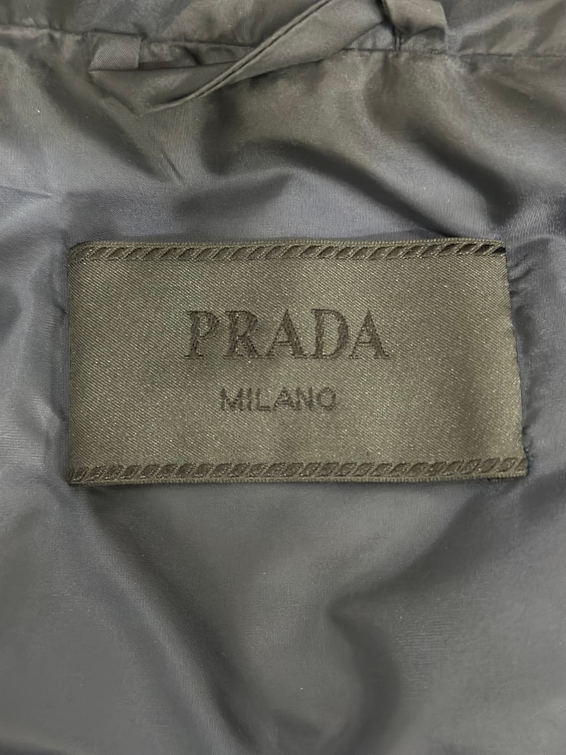 프라다 트라이앵글 패딩 네이비 52 상품이미지7