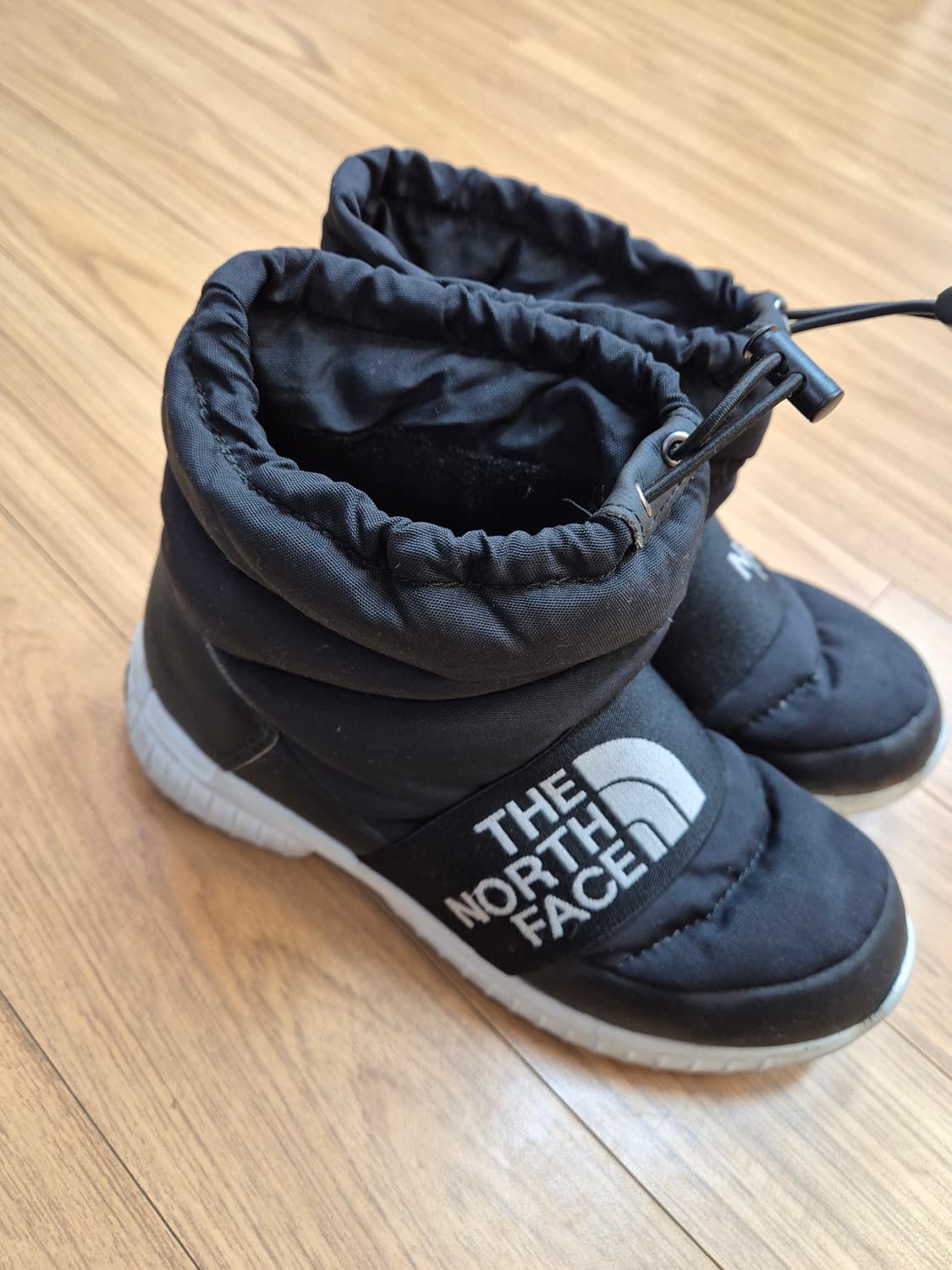 노스페이스 여성 부티 숏 랩 방한 부츠입니다. 색상은 블랙이며, 겨울철  상품이미지2