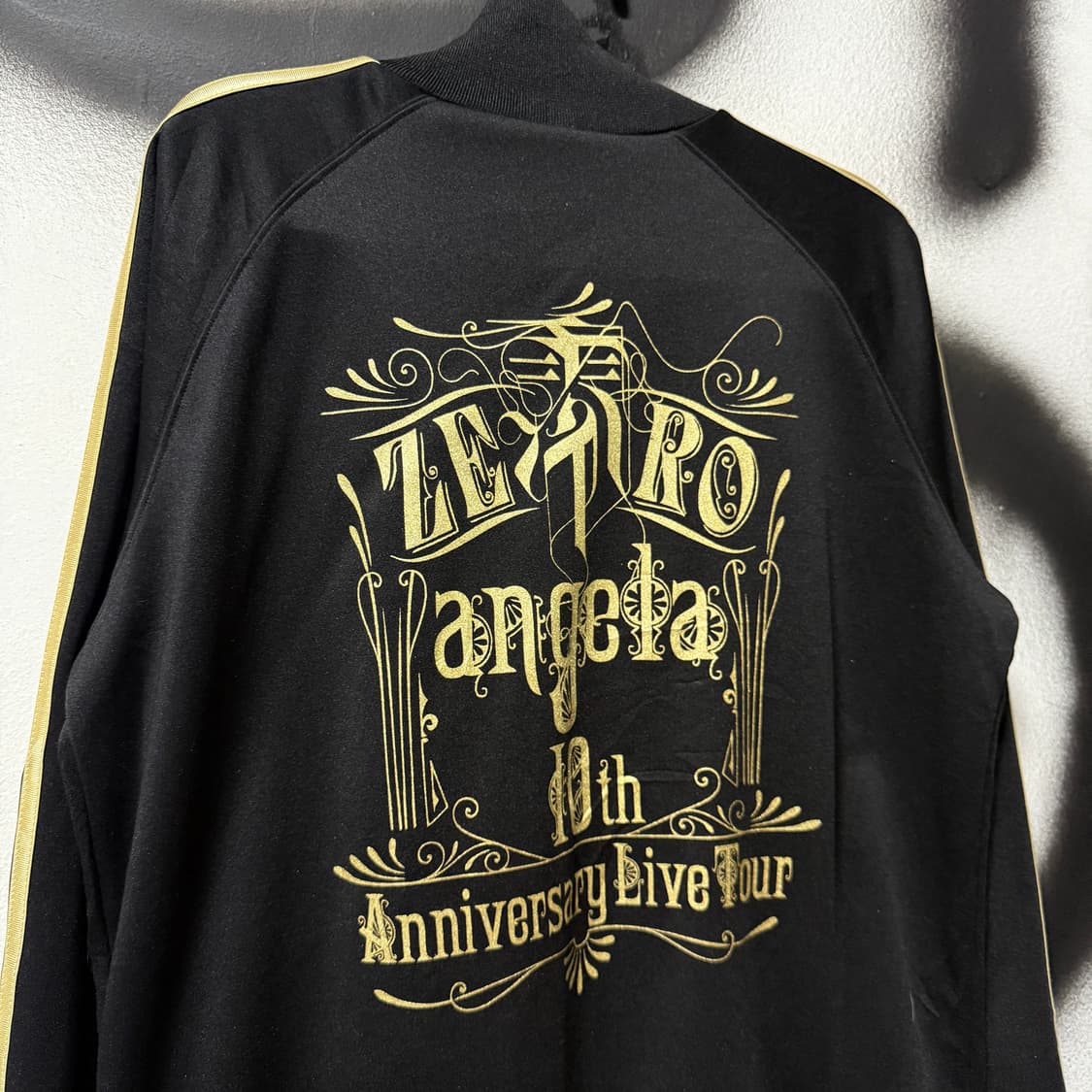 UnitedAthle Angela 10th 투어 굿즈 금장 집업 져지 상품이미지5