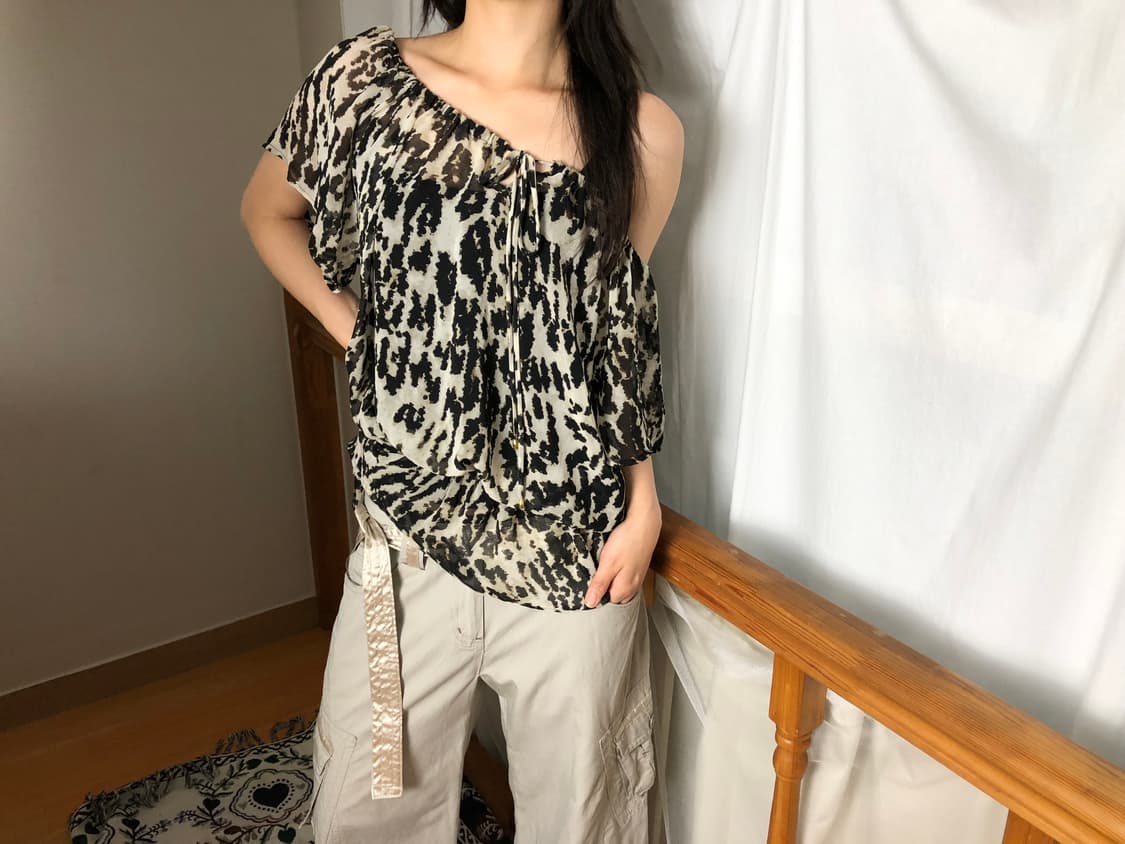 Calvin Klein / Sheer Leopard Blouse 상품이미지4