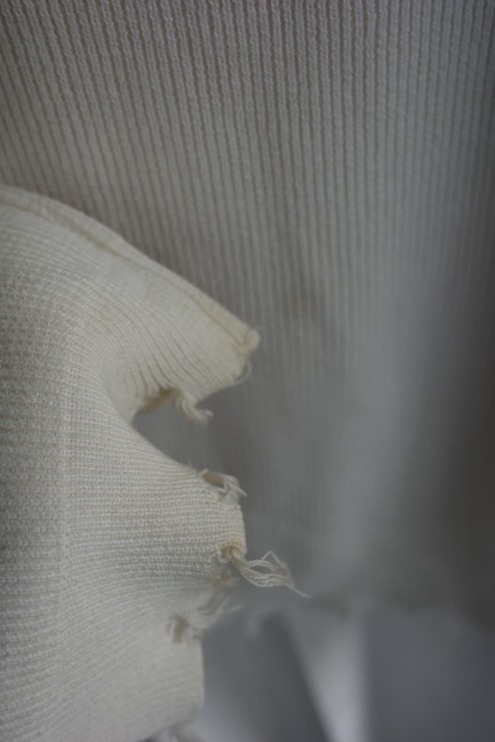 Perverze 퍼버즈  브이넥 데미지 니트 상품이미지4