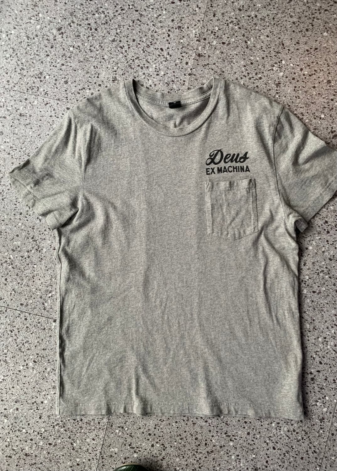 데우스 엑스 마키나 그레이 포켓티 상품이미지1