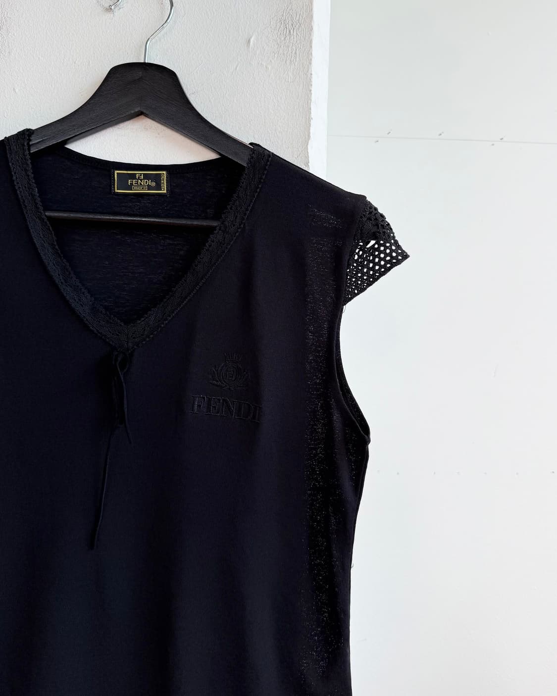 펜디 블랙 로고자수 브이넥 슬리브리스  상품이미지5