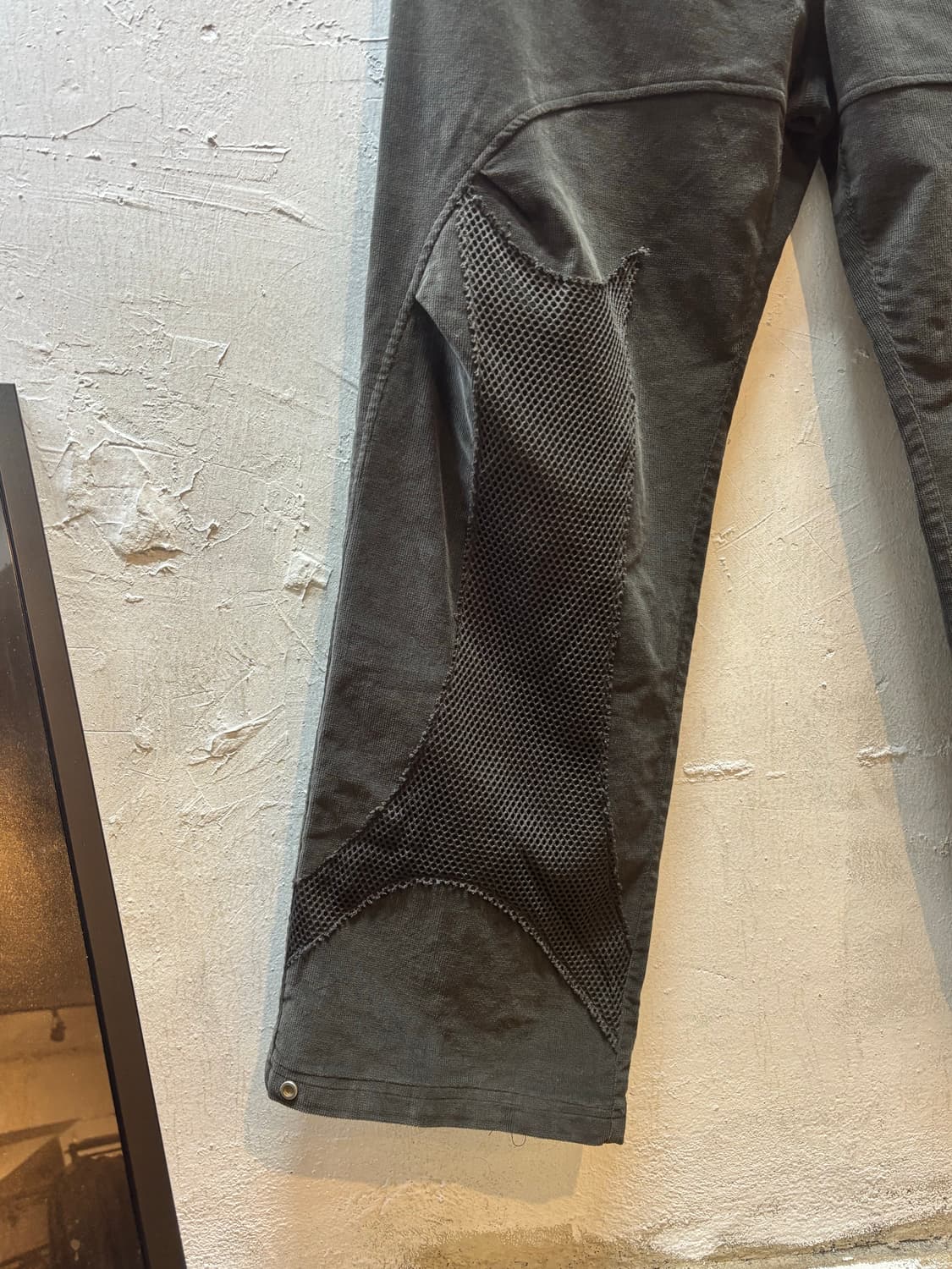 더콜디스트모먼트 코듀로이 메쉬 와이드 팬츠 차콜 상품이미지7