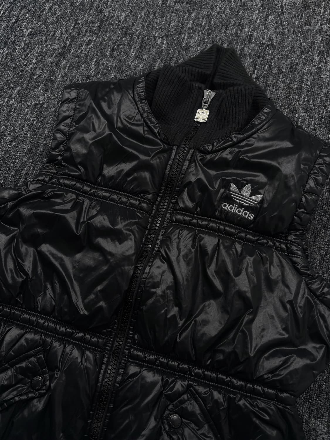 아디다스 블랙 유광 패딩 베스트 상품이미지4