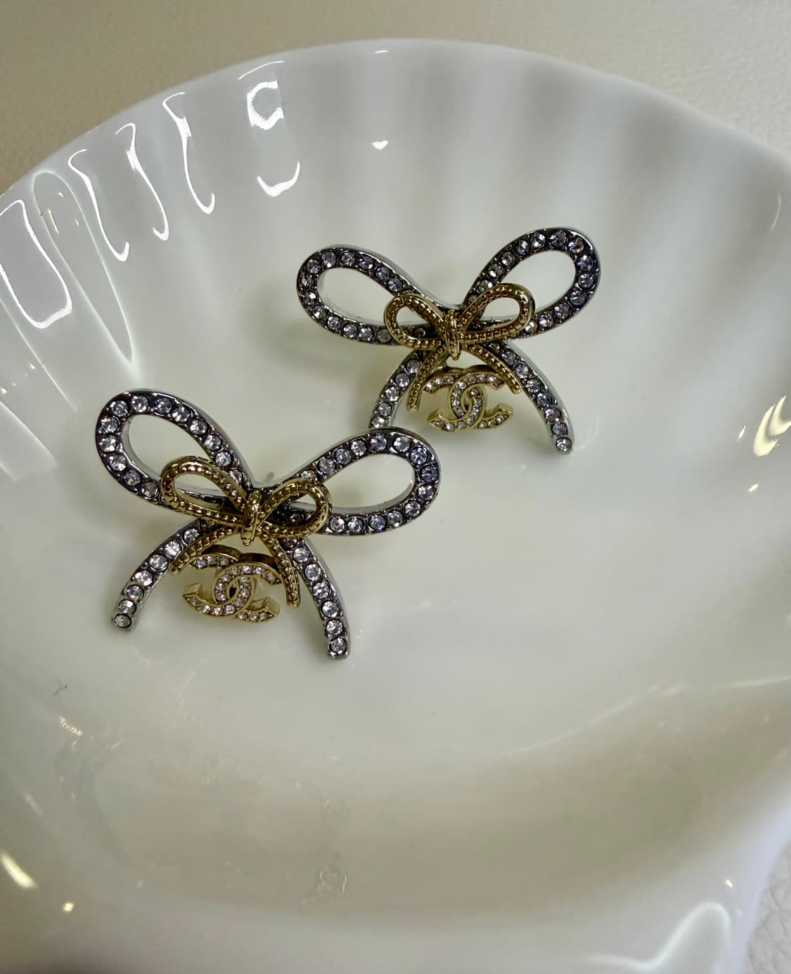 샤넬 투톤 샴페인골드 리본 CC로고 귀걸이 업사이클링 상품이미지4