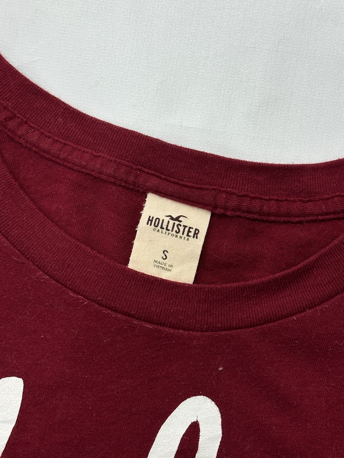 Hollister 홀리스터 버건디 프린팅 Y2K 슬림핏 여리 반팔티셔츠 상품이미지4