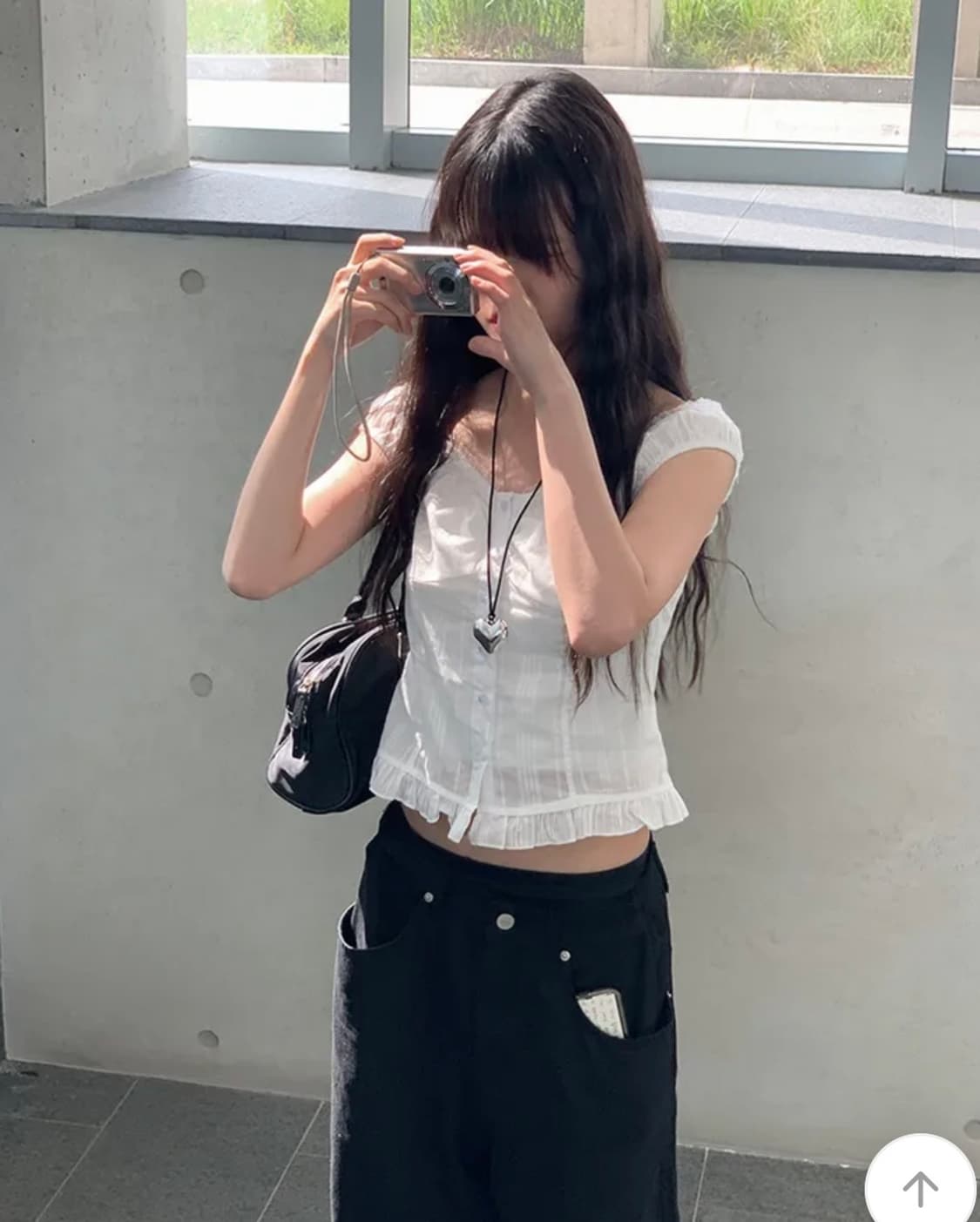 애니원모어 넬리 오픈 레이스 프릴 나시 블라우스 상품이미지3