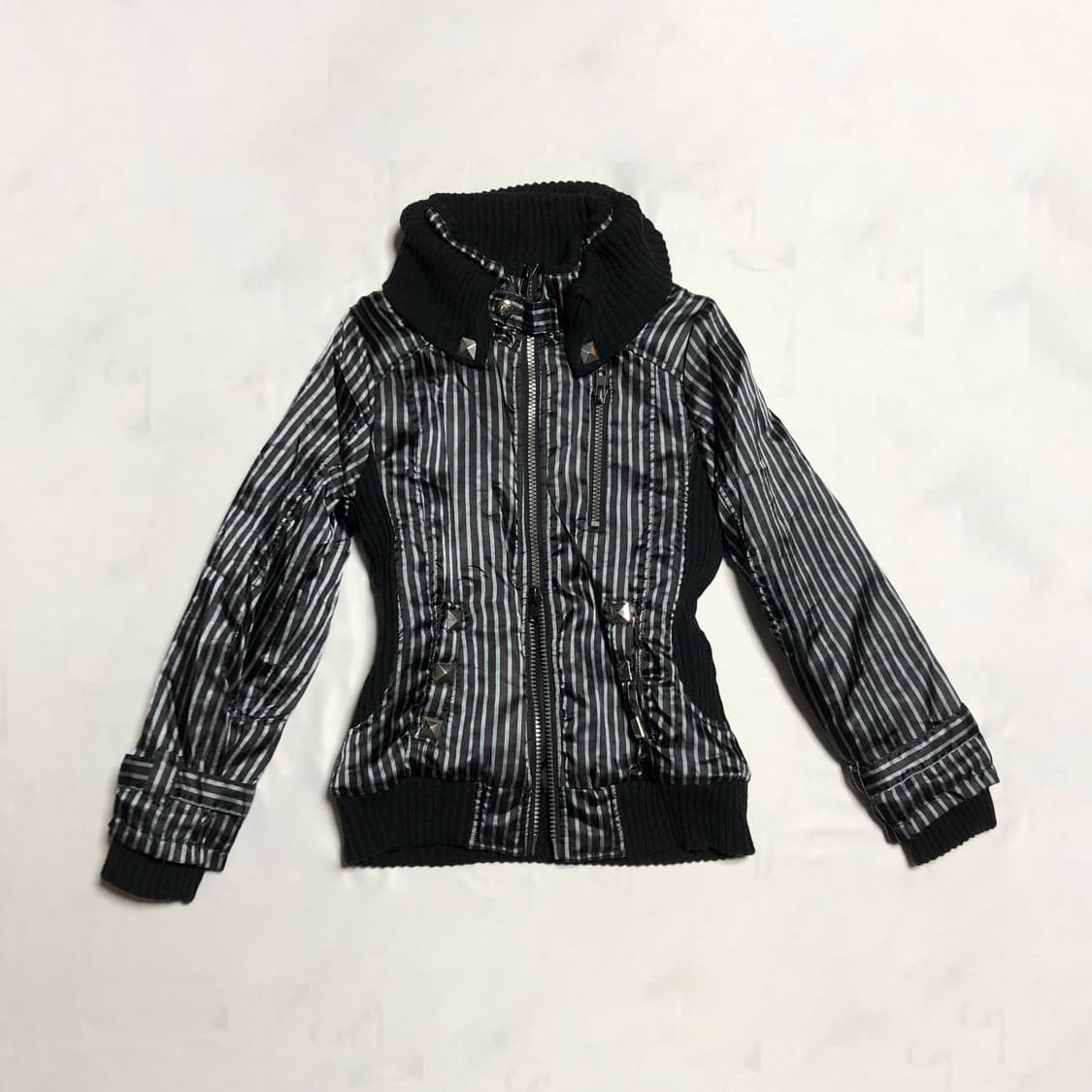 스트라이프 스터드 리브 점퍼 상품이미지1