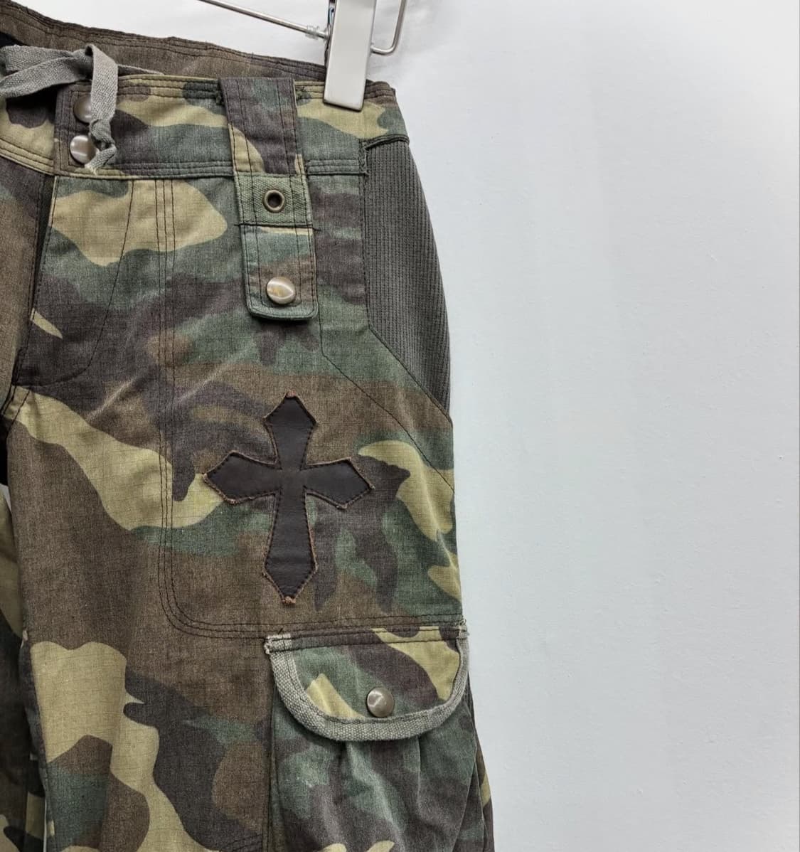 십자가 가죽 패치 카고 팬츠 상품이미지4