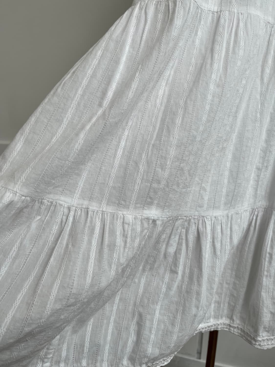 화이트 스모크 아일렛 원피스 상품이미지3