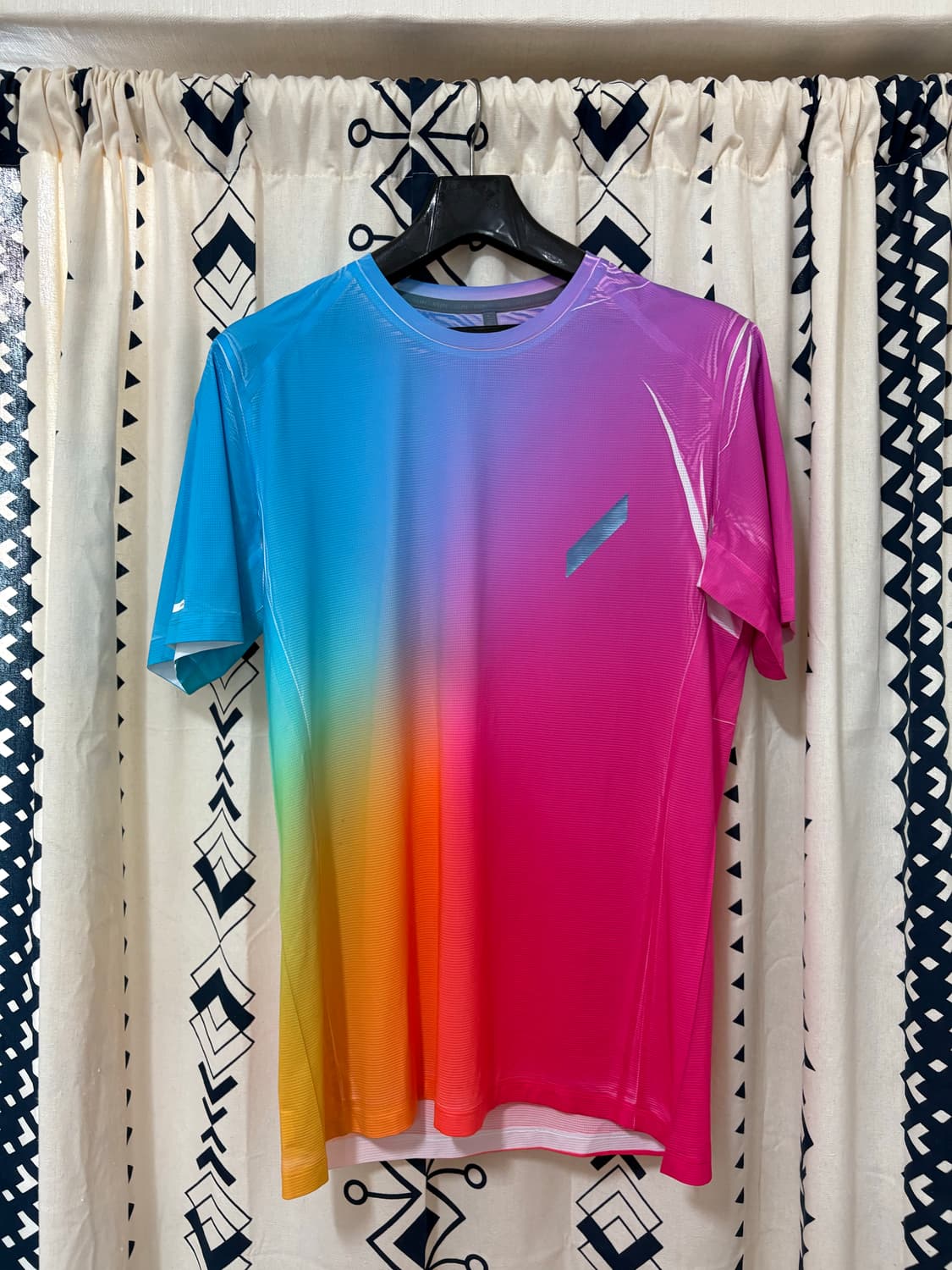 소어러닝 맨즈 프린티드 테크 티 레인보우 상품이미지3