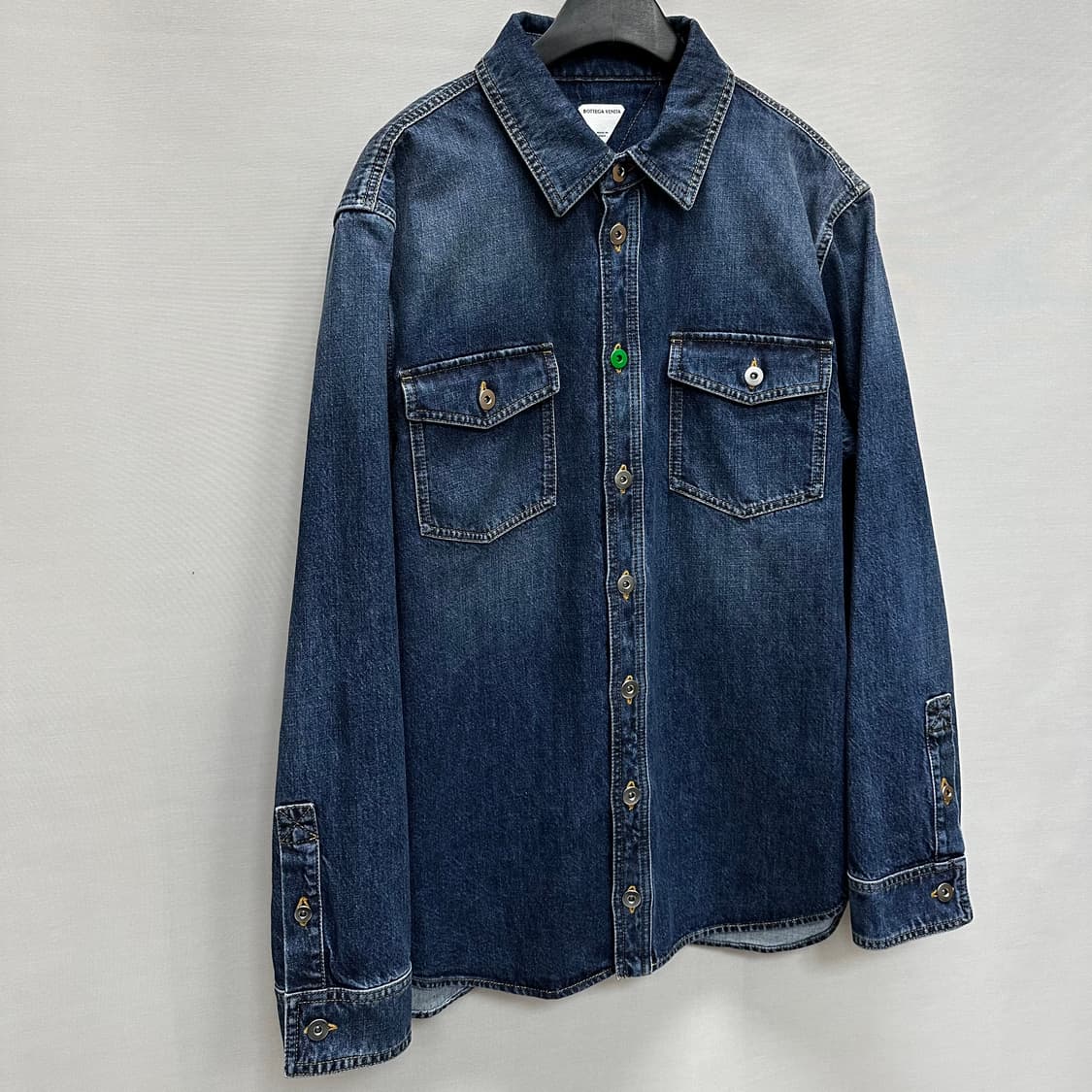 보테가베네타 체스트 포켓 워싱 데님 셔츠 (105) 상품이미지2