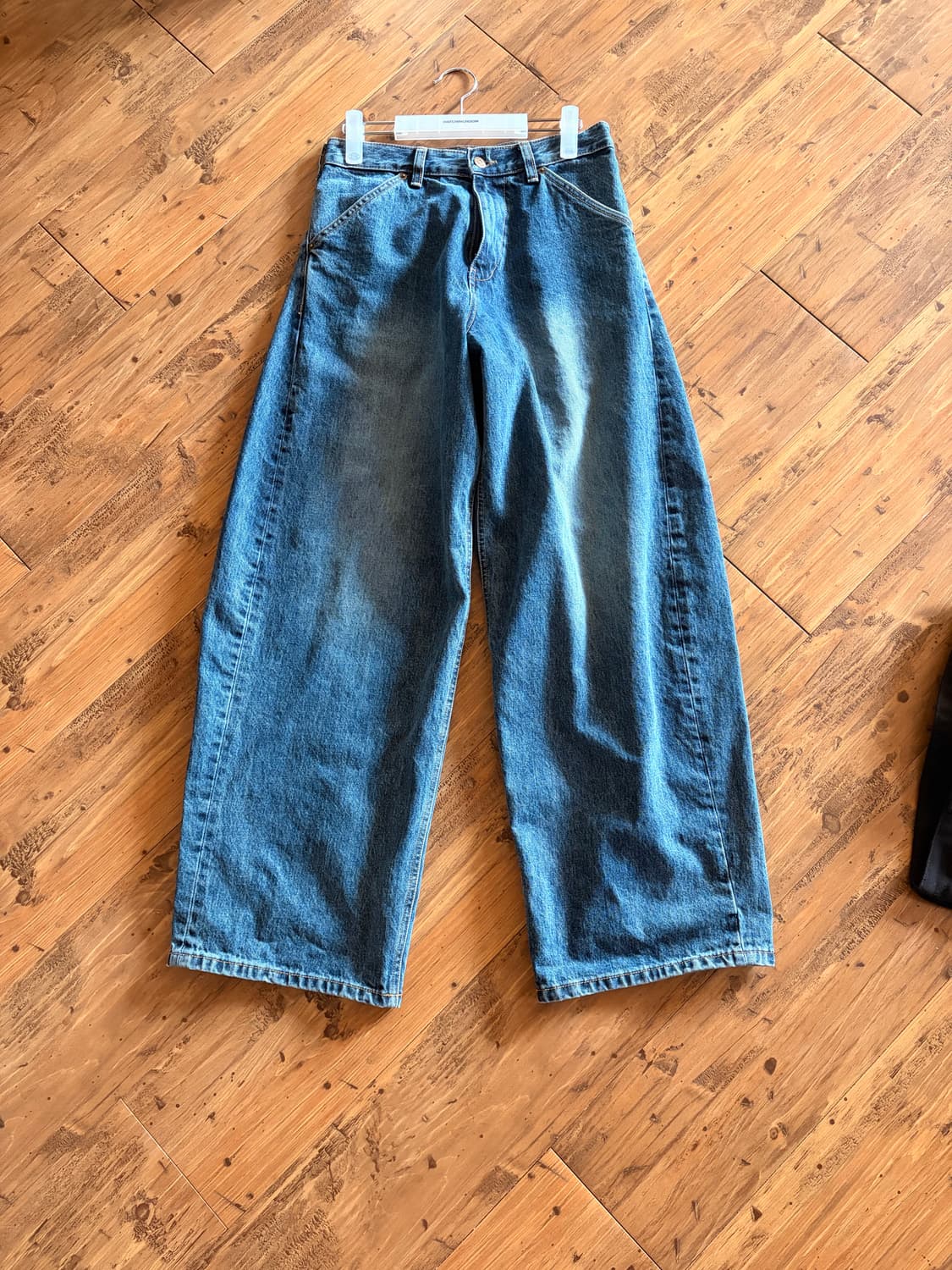 해칭룸 커브드팬츠 판매 상품이미지1