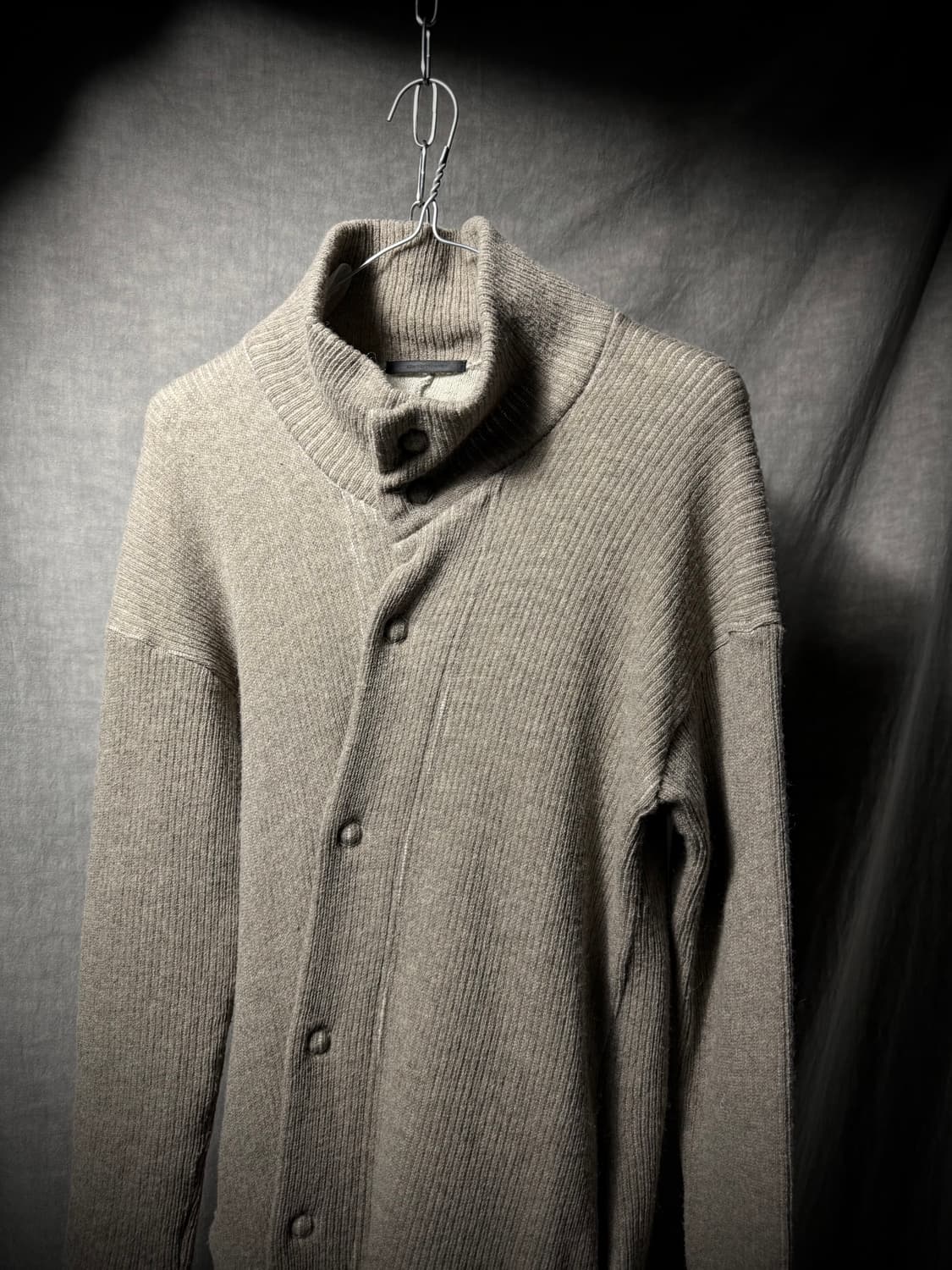 The Viridi-anne Asymmetric Botton Knit 상품이미지4