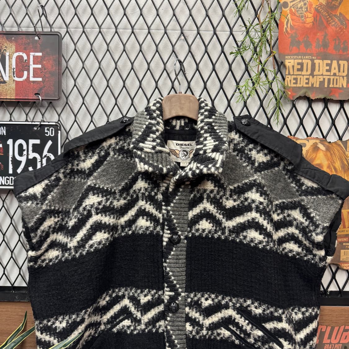 디젤 니트 스웨터 베스트 기하학 패턴 버튼 로고 디테일 블랙 화이트 상품이미지3
