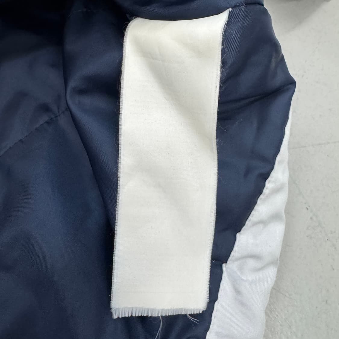 나이키 00s 스우시 올드스쿨 화이트 네이비 배색 점퍼 상품이미지8