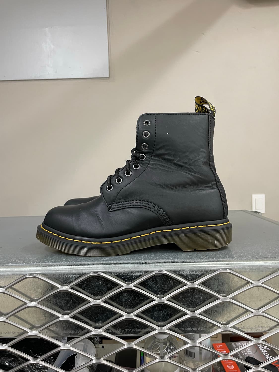닥터마틴 8홀 레이스업 부츠 UK7 상품이미지1