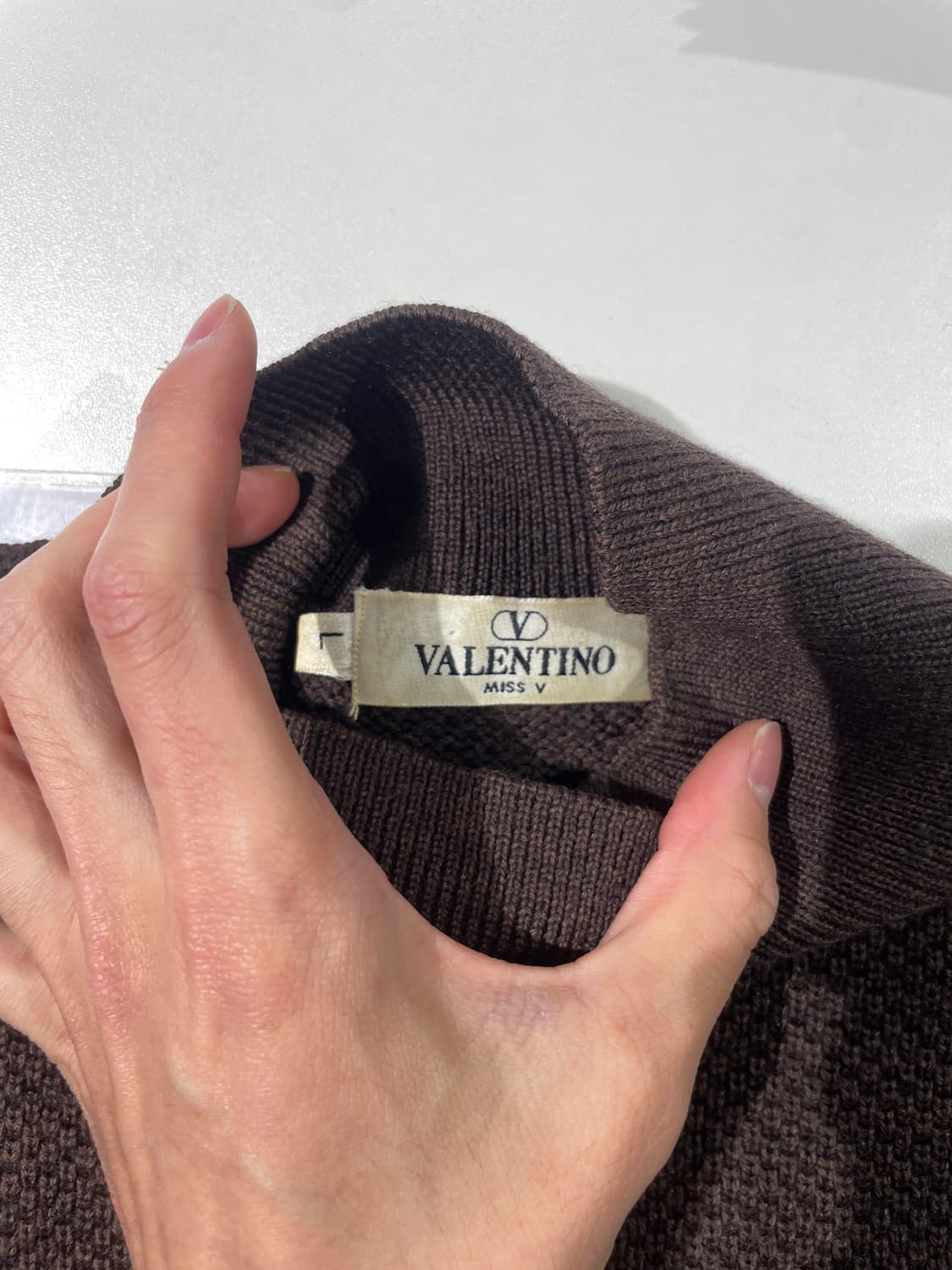 발렌티노 미스 V 다크 브라운 폴라 하프 니트 상품이미지7