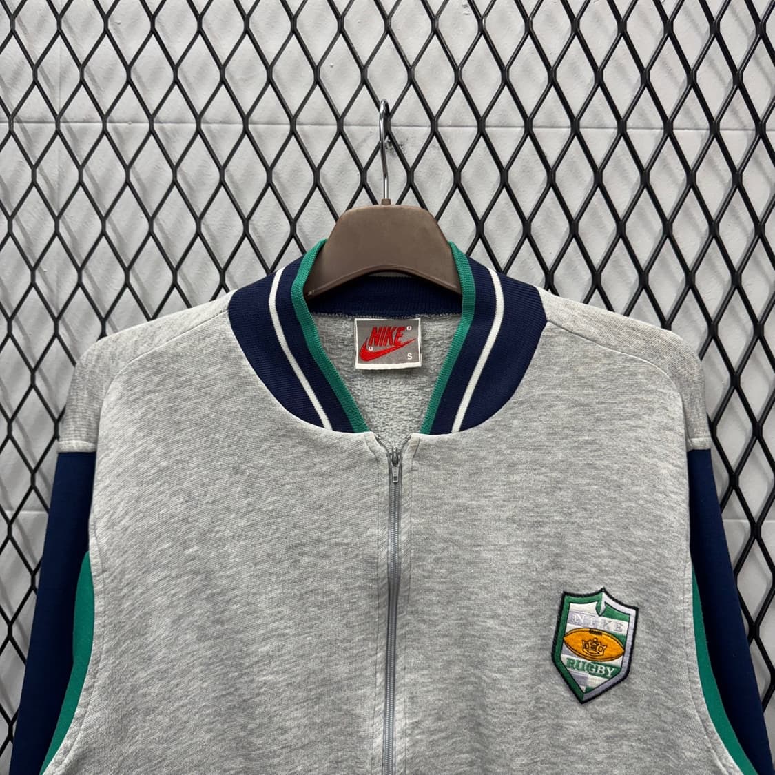 90s 나이키 바시티 후드 집업 럭비 클럽 빅로고 디테일 그레이 상품이미지3