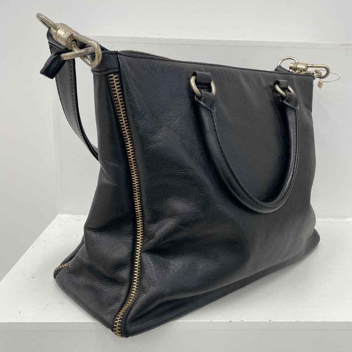 지방시 블랙 카프 스킨 레더 사이드 지퍼 디테일 투웨이 토트 숄더백 상품이미지6