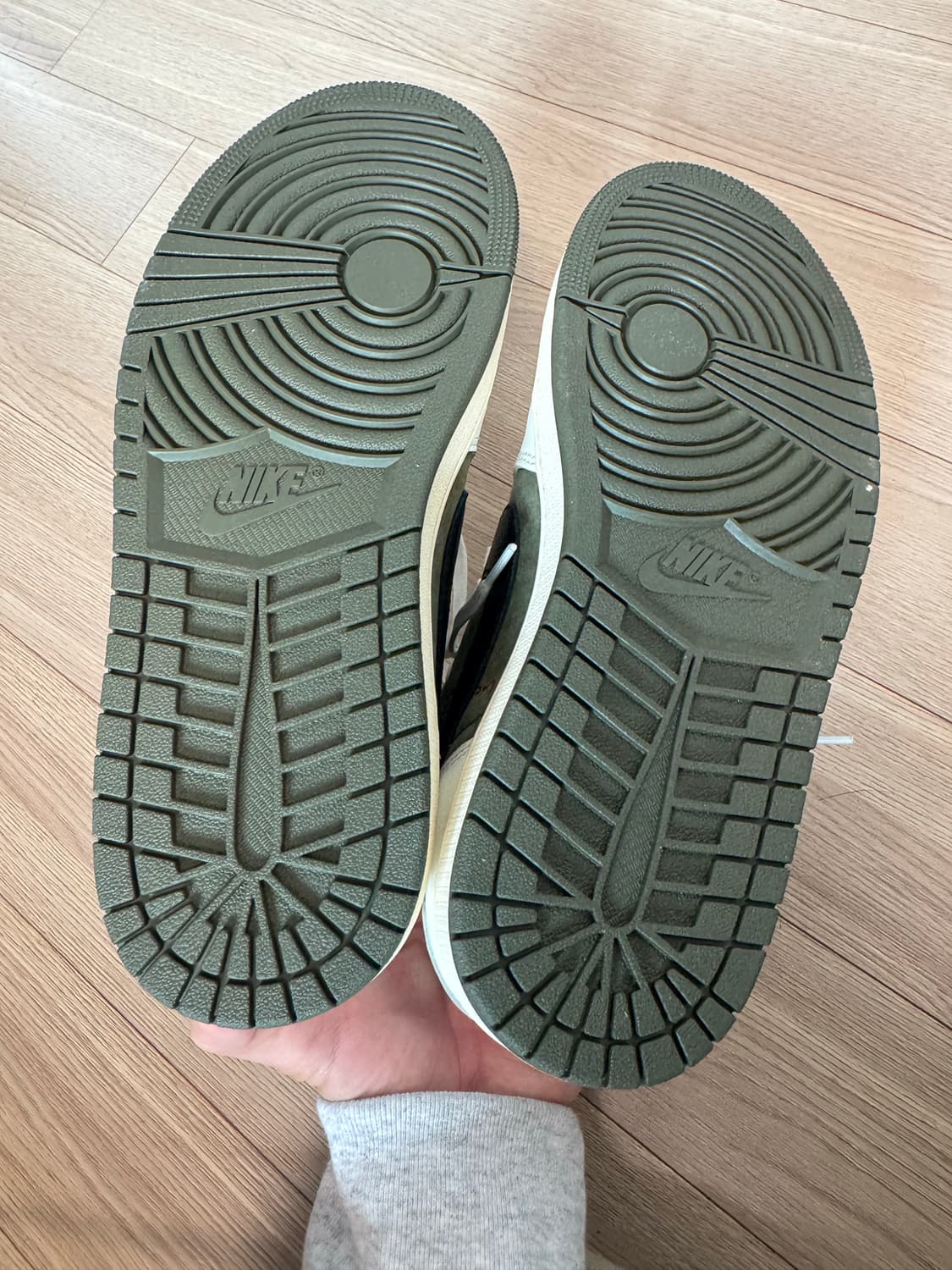 조던 1 x 트래비스 스캇 레트로 로우 OG SP 리버스 올리브 상품이미지5