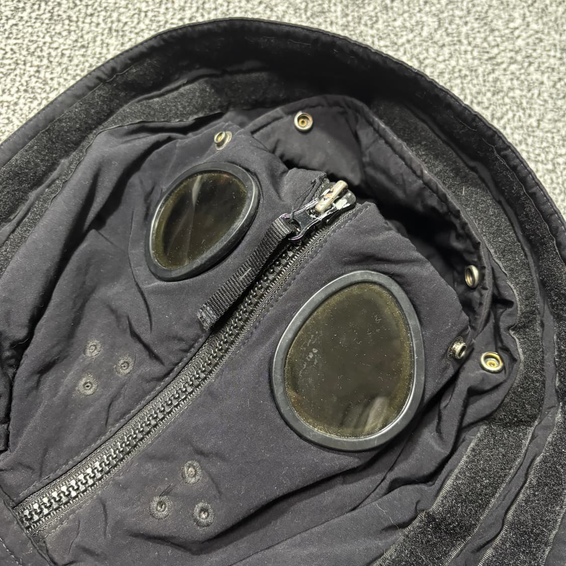 CP 컴퍼니 렌즈 다운 패딩 블랙 (105) 상품이미지3