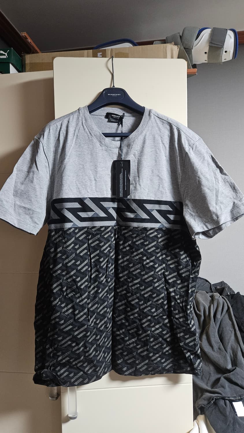 베르사체 반팔티셔츠 블랙 그레이 정품 신품 90만짜리 상품이미지1