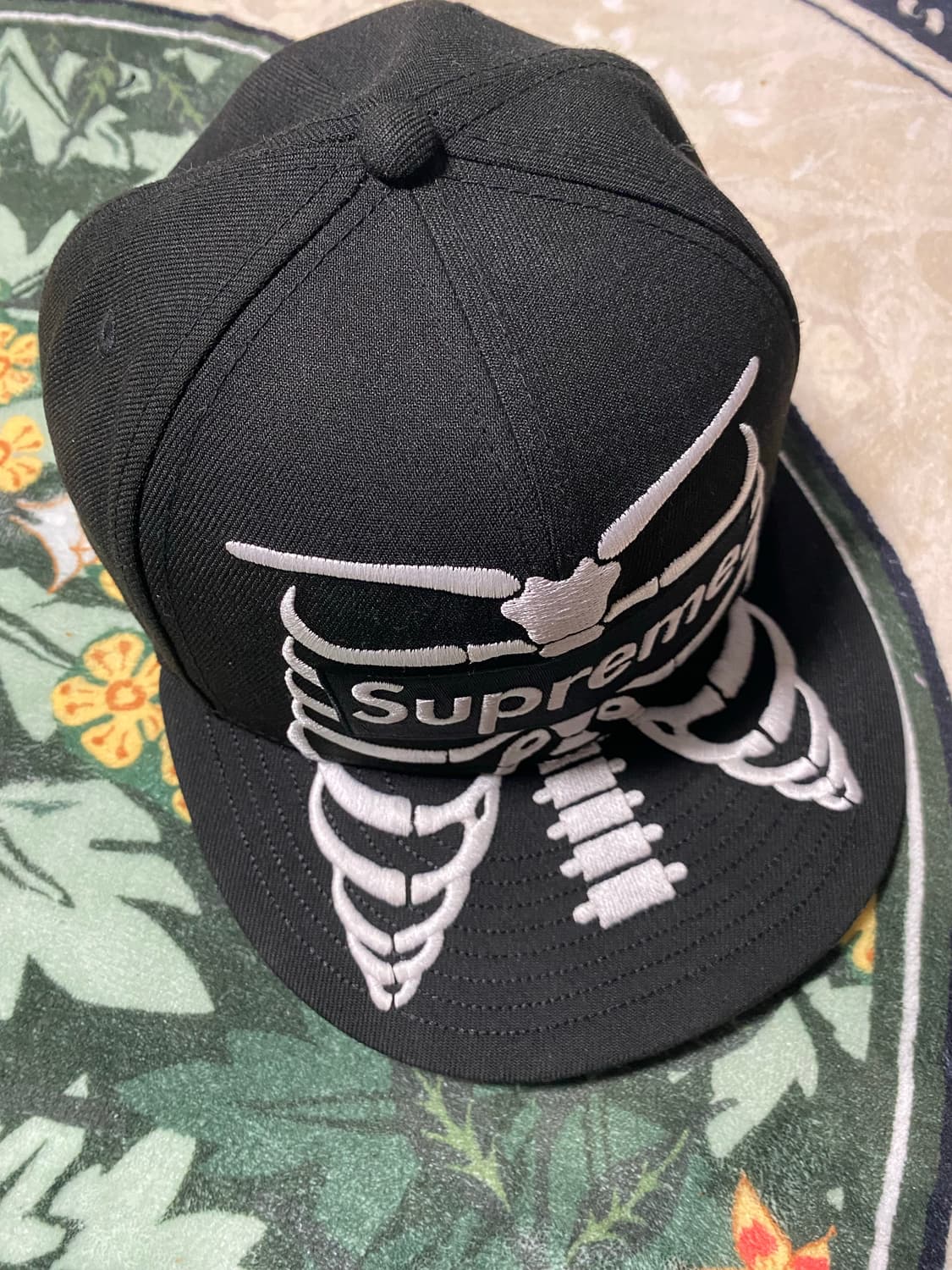 슈프림 본즈 박스로고 뉴에라 블랙 758/60.6cm 상품이미지1