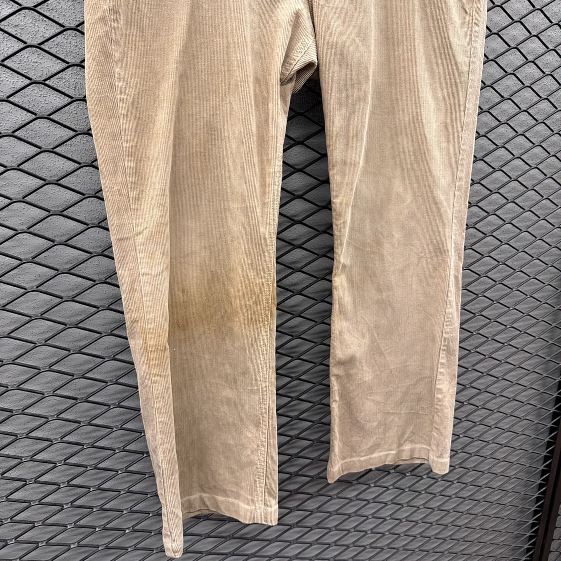 폴로진스 라이트 코듀로이 팬츠 메탈버튼 백포켓 디테일 샌드 상품이미지5