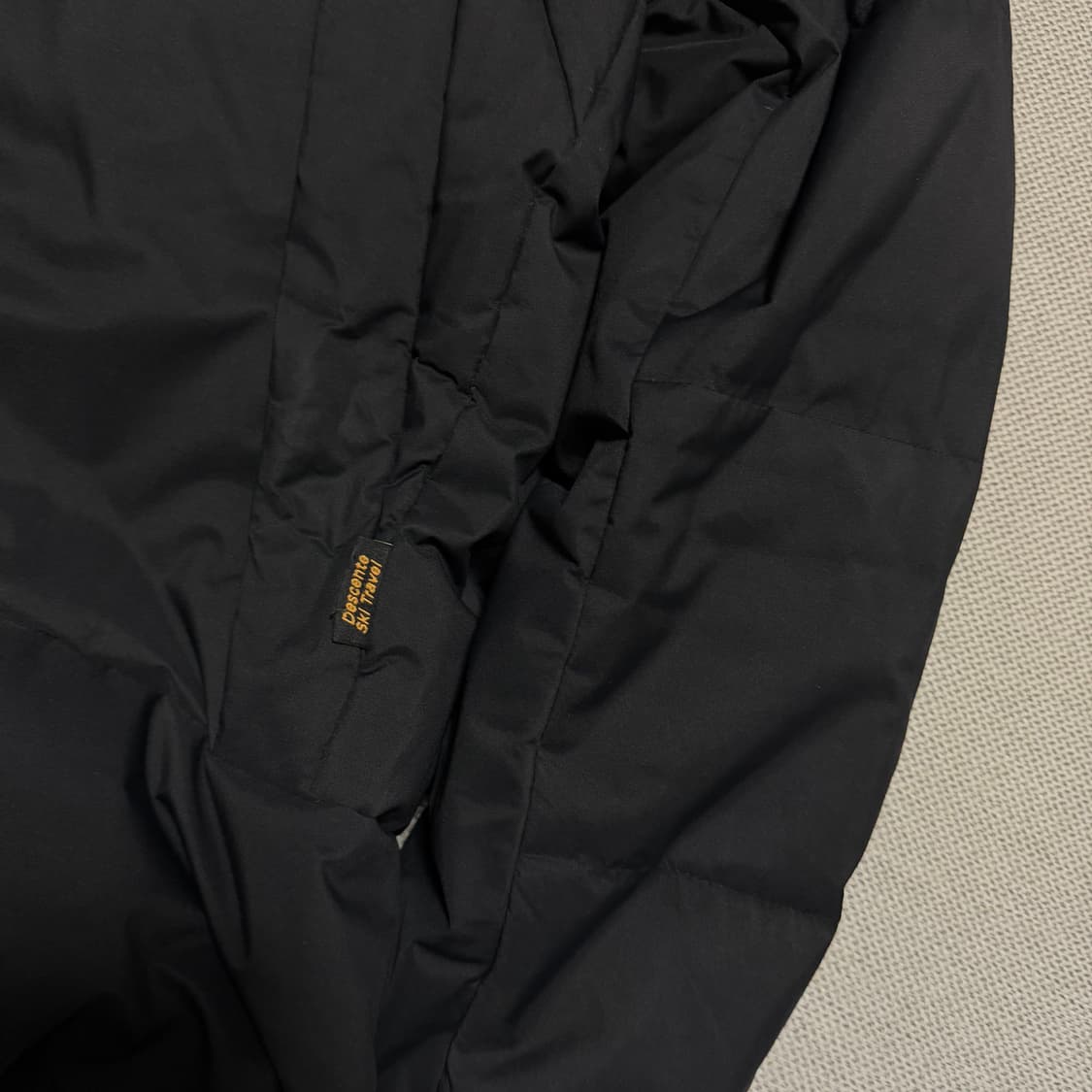 데상트 사이드로고 패딩 자켓 상품이미지2