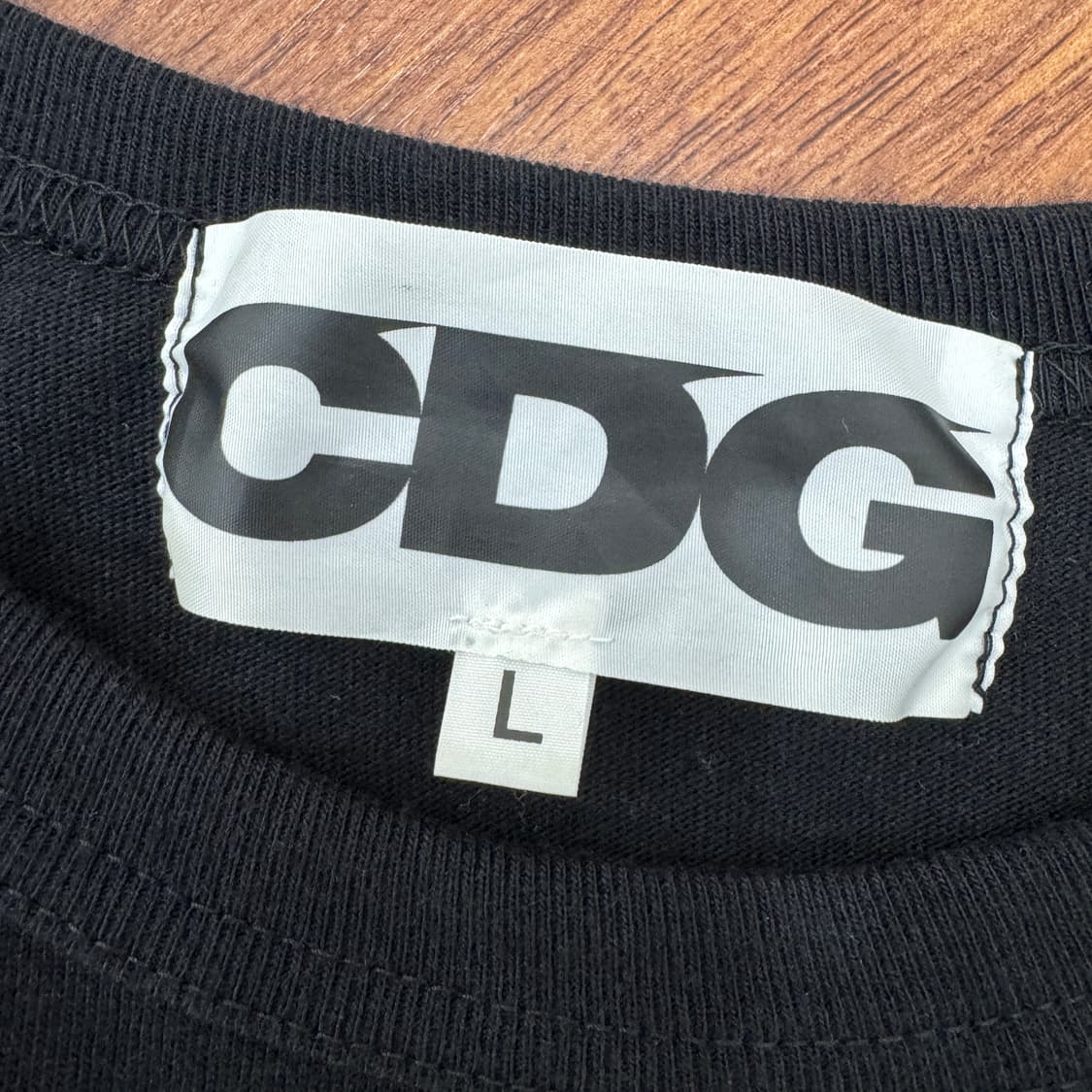 L 꼼데가르송 CDG 블랙 암로고 라운드 티셔츠  상품이미지5