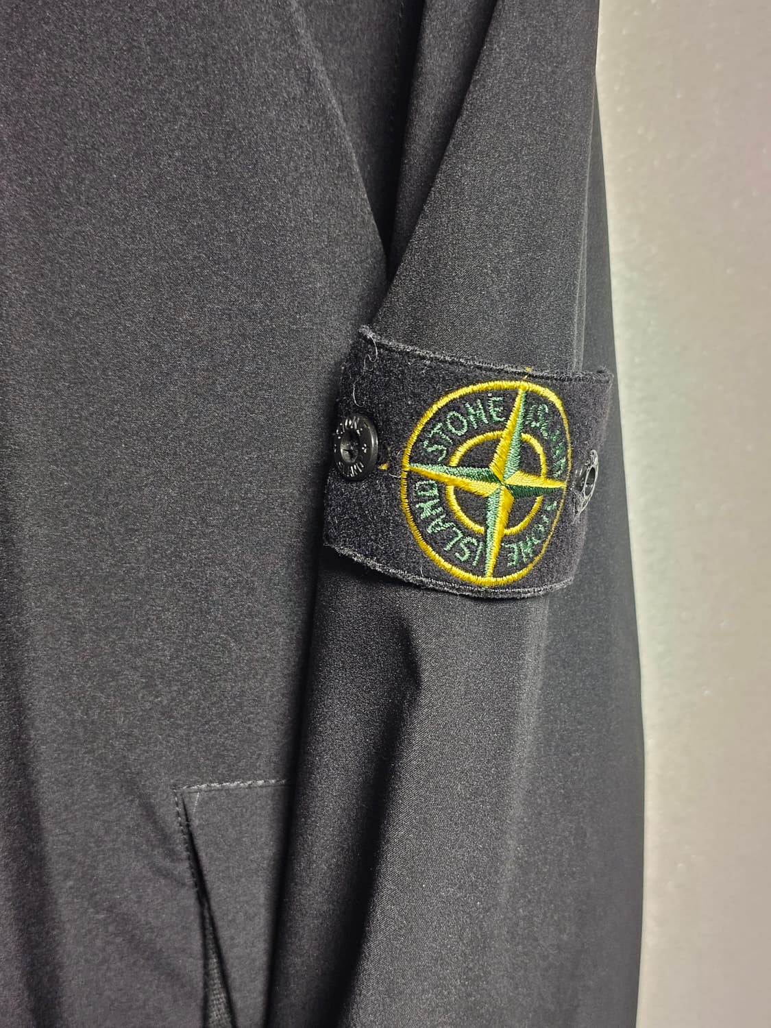 스톤아일랜드 소프트쉘 프리마로프트 코트 상품이미지3