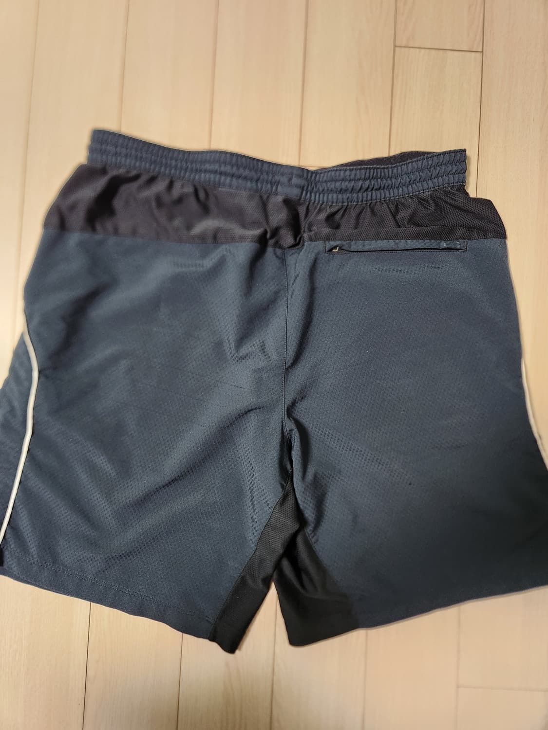 나이키 드라이핏 러닝 반바지 사이즈m

오염 하자 없이 깨끗해요^^

세 상품이미지5