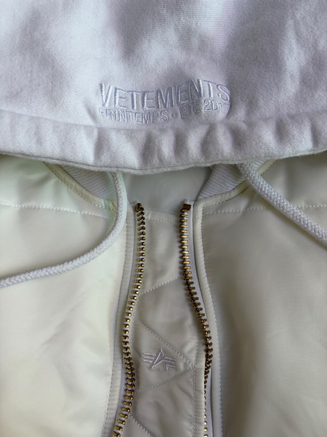 베트멍 x 알파 인더스트리 오버사이즈 후드 봄버 베스트 화이트 상품이미지6