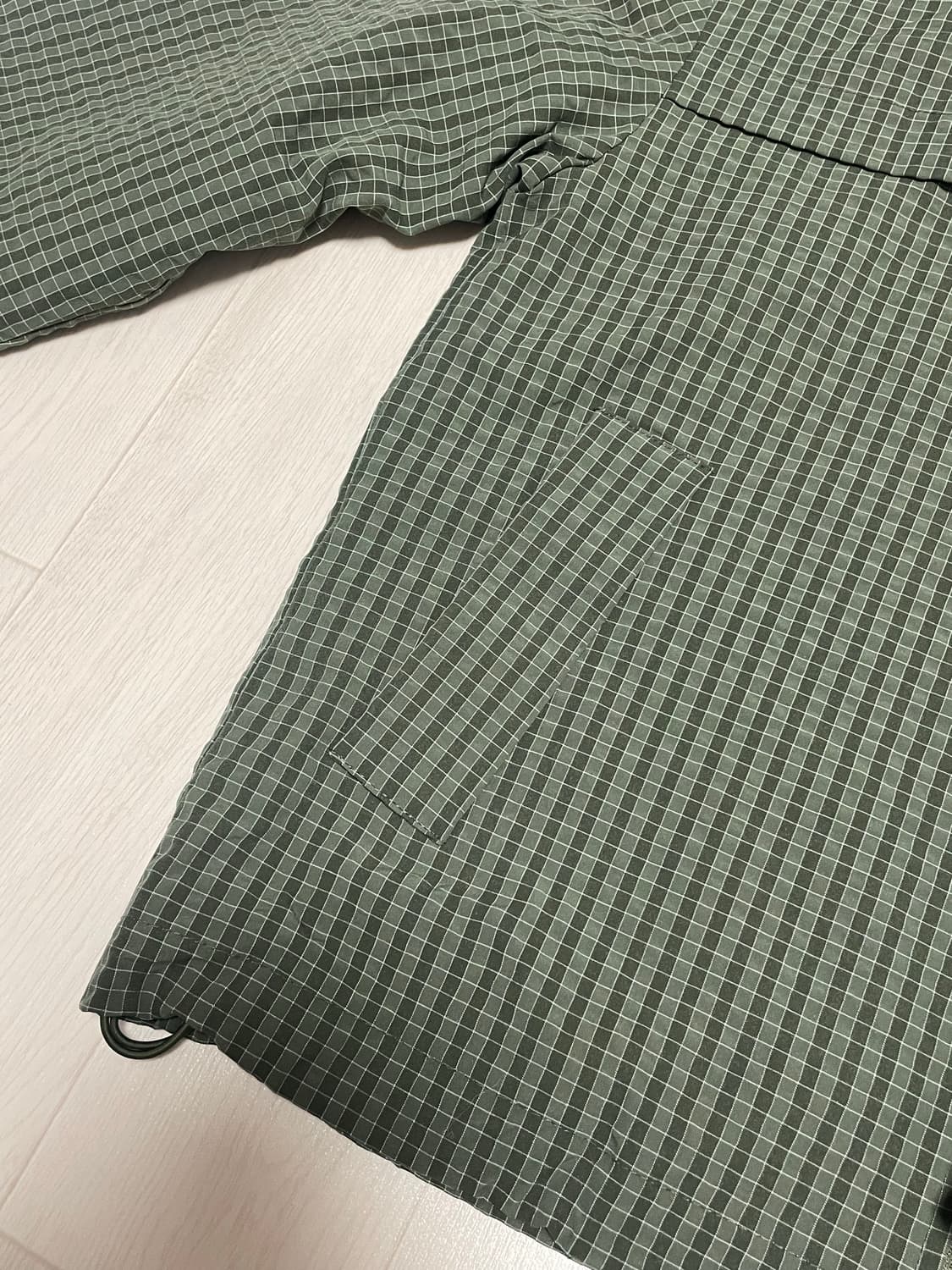 굿라이프웍스 데일리 체크 윈드브레이커 카키 XS사이즈 팝니다.  상품이미지6