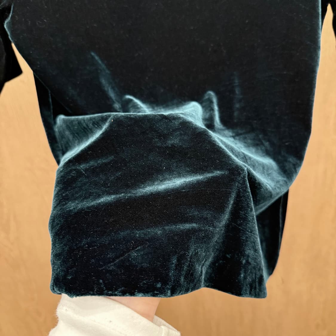 막스앤코 반팔 티셔츠 라운드넥 벨벳 디테일 슬림핏 딥그린 상품이미지6