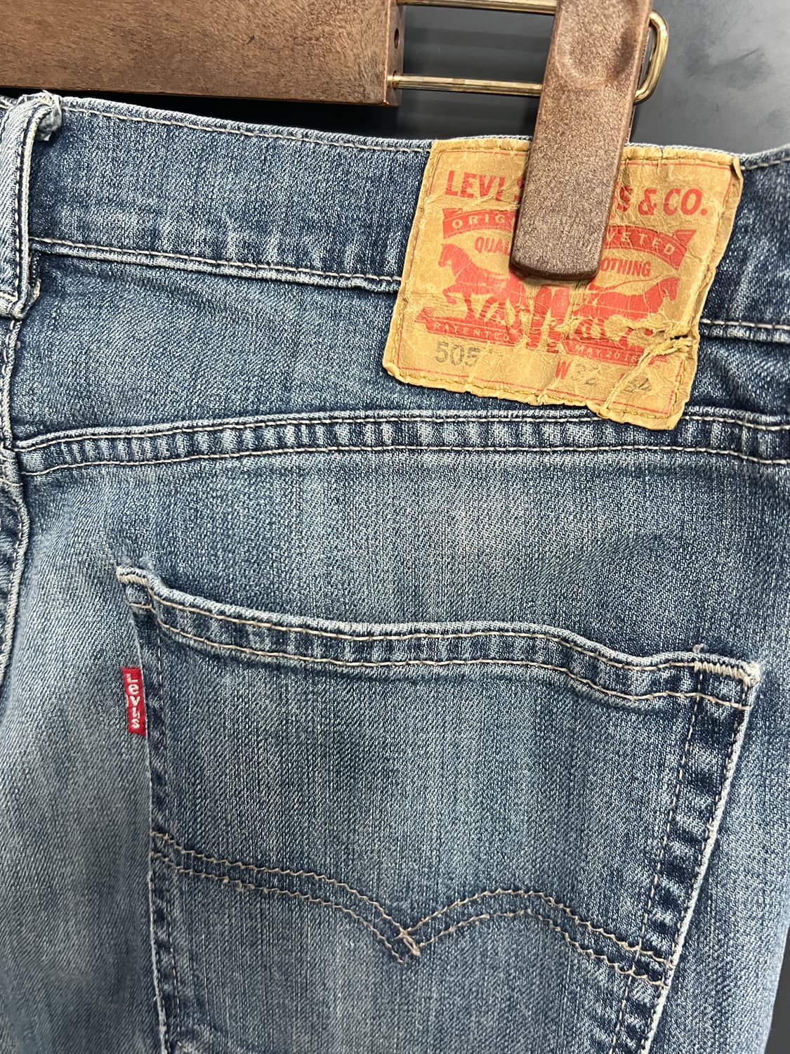 Levis 리바이스 505 레귤러 스트레이트 연청 데님 팬츠 상품이미지3