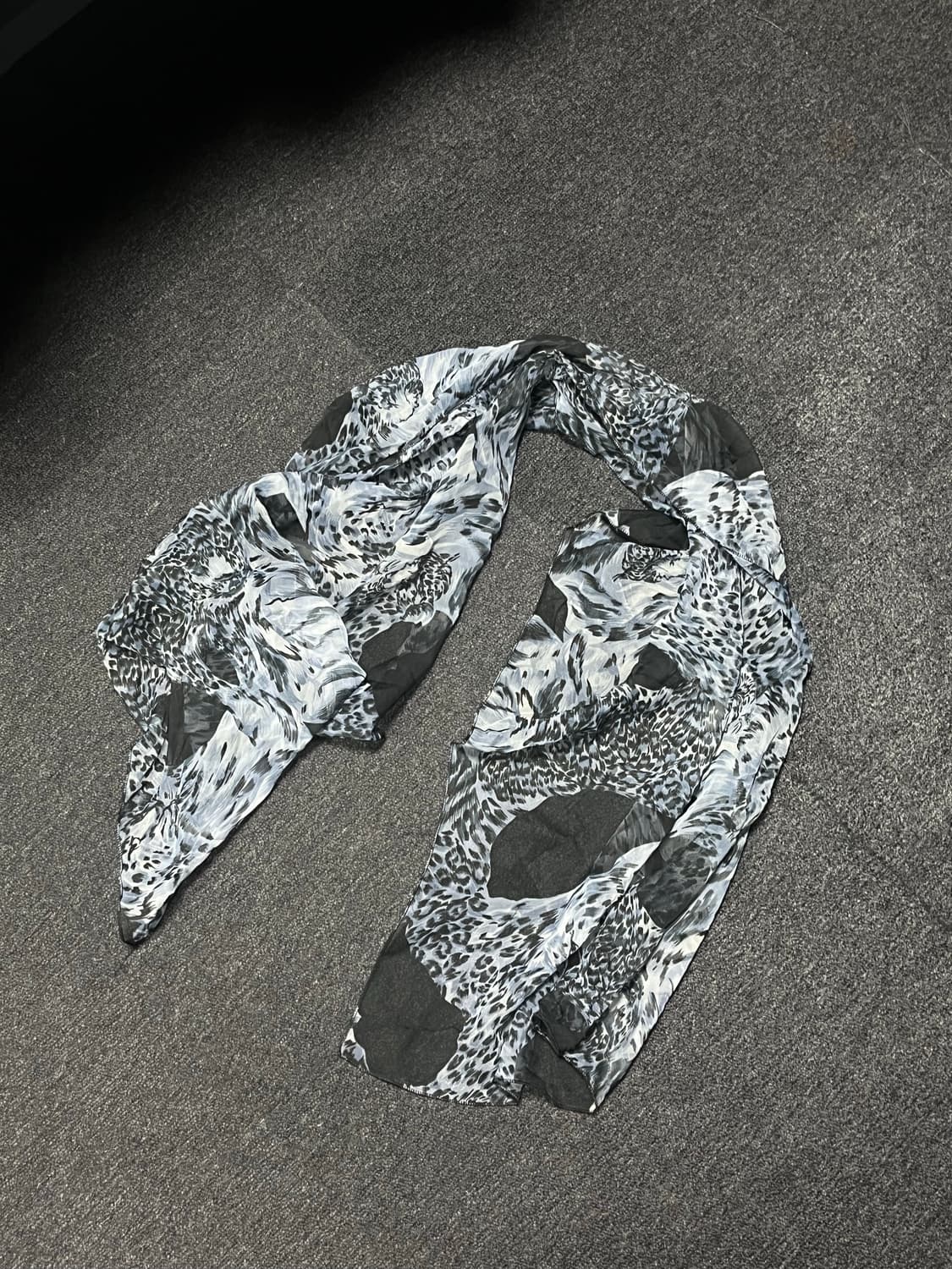 Silky grey Leopard scarf 상품이미지3