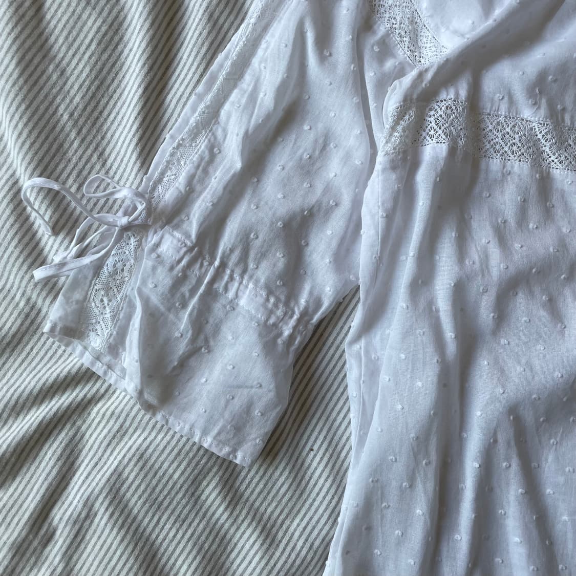 도트 레이스 리본넥 퍼프 블라우스 상품이미지3