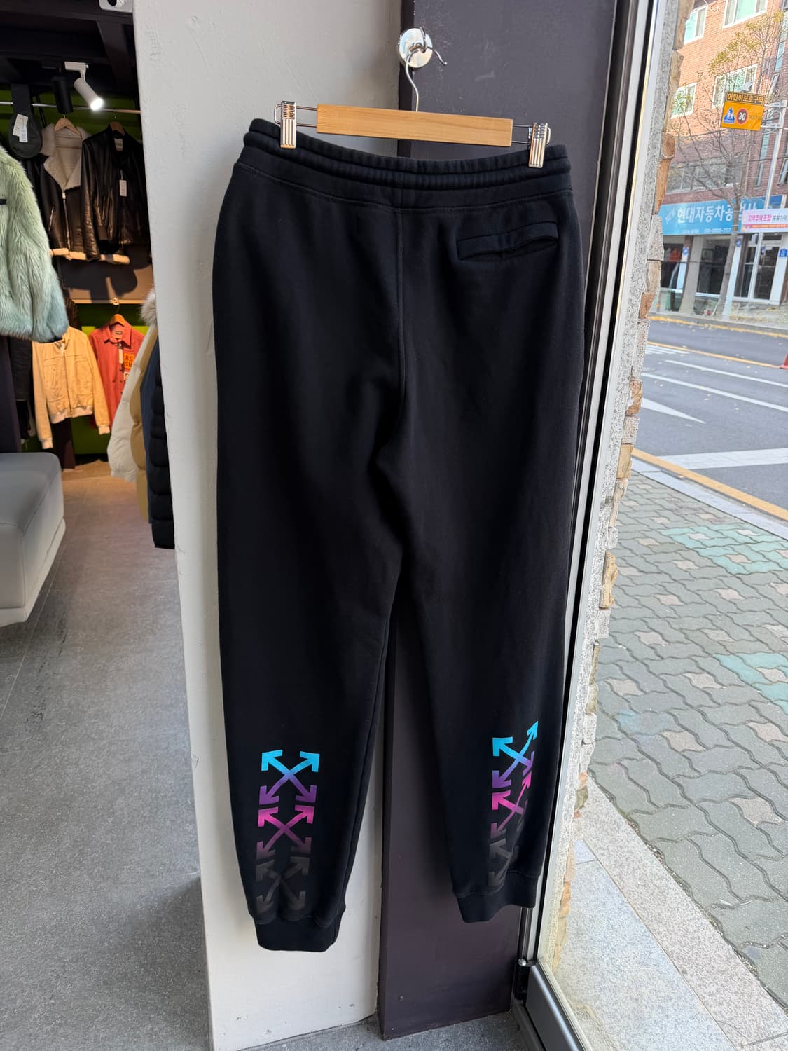 L/ 오프화이트 19FW 그라디언트 애로우 기모 스웻팬츠 상품이미지6