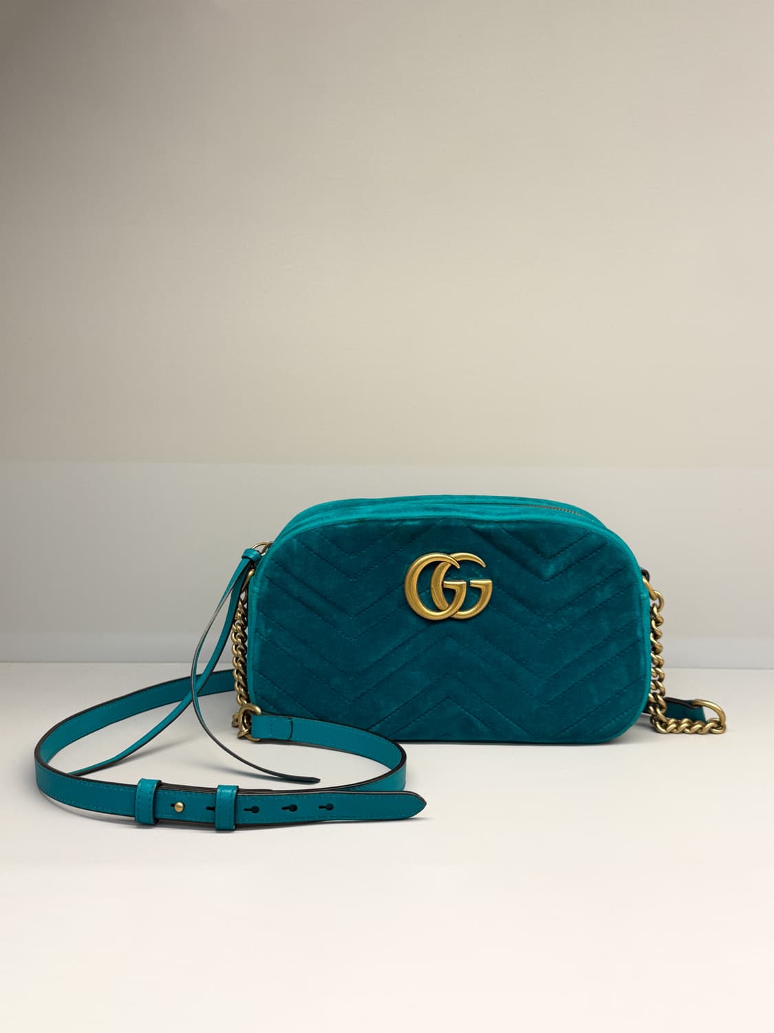 구찌 벨벳 마틀라세 GG 마몽 스몰 크로스백 상품이미지3