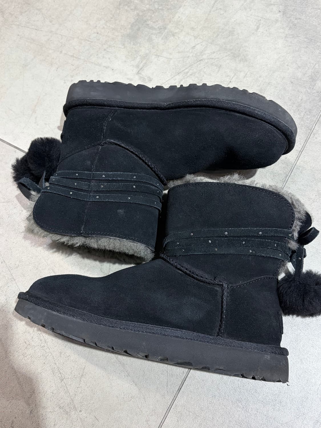 Ugg 리본 폼폼이 블랙 부츠 상품이미지5