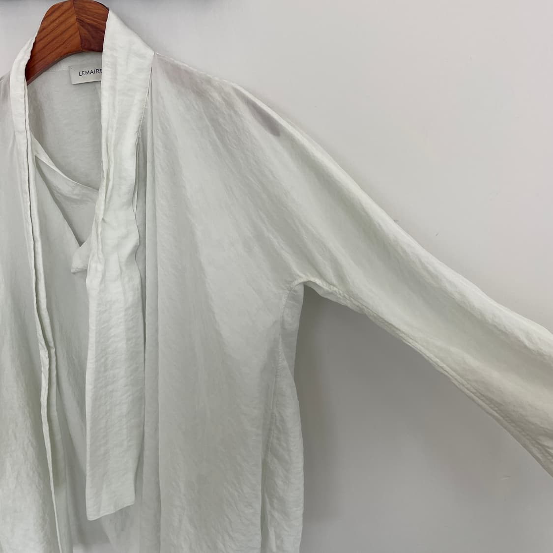 르메르 타이 드레이프 넥 블라우스 상품이미지5